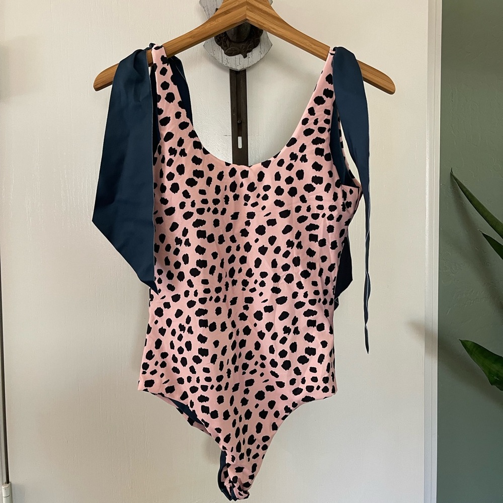 Mola Mola Fierce Orquid perlabow one-piece bathing suit size Medium NWT